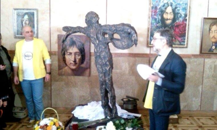 В Запорожье презентовали непонятный памятник Джону Леннону