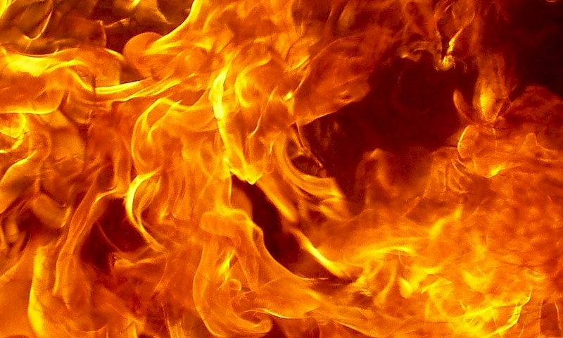 В Хортицком районе Запорожья ночью горел автомобиль