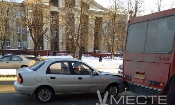 Фотофакт: В центре Запорожья пассажирский автобус попал в ДТП