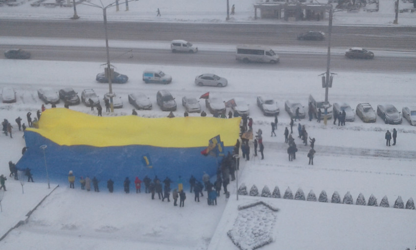 На Фестивальной запорожцы развернули 25-метровый флаг (ФОТО)