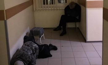 Фотофакт: Пациенты запорожских больниц жалуются на бомжей