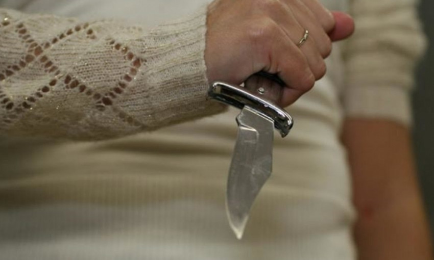 Возле супермаркета в Запорожье беременная напала с ножом на детей (ВИДЕО)