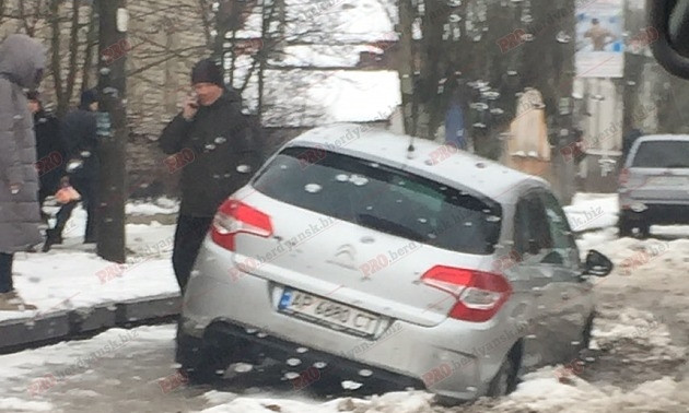 Фотофакт: В Запорожской области автомобили застряли в грязи