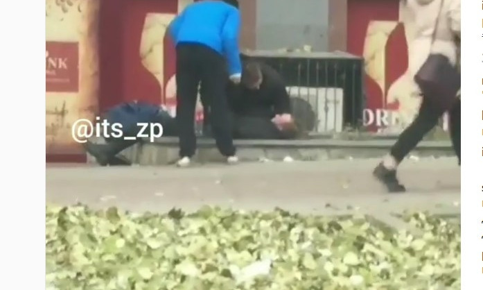 В Запорожье пьяный мужчина посреди улицы прыгал ногами по своему знакомому (ВИДЕО)