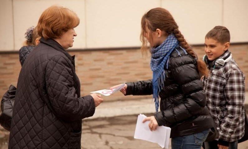 В Запорожье маленькие девочки раздают листовки кредитной организации