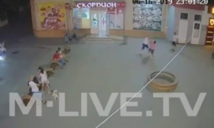 В Запорожской области перед камерами избивали парня (ВИДЕО)
