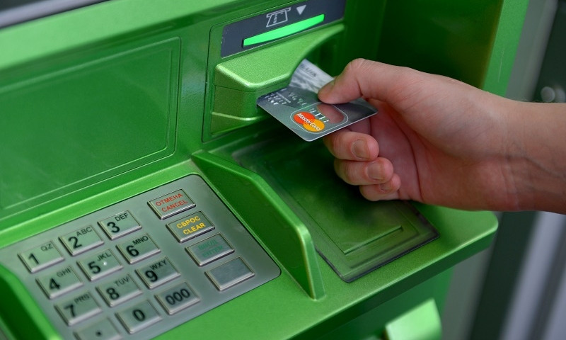 В Запорожской области приемная дочь украла у мачехи деньги с банковской карты