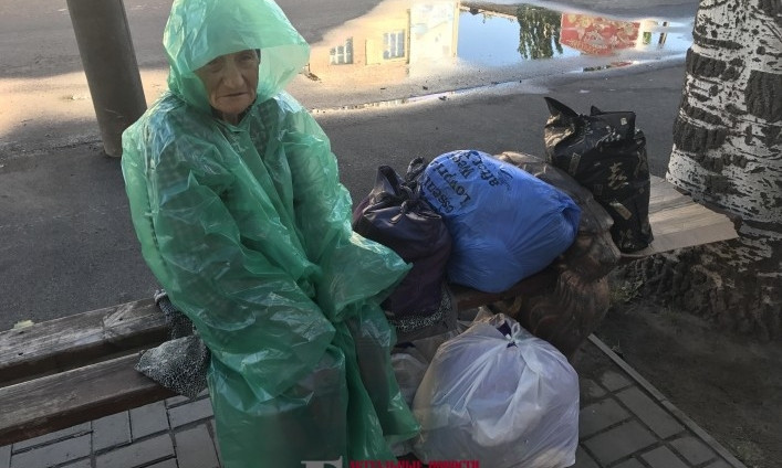 Пожилая женщина живет на улице при живом сыне (ФОТО)
