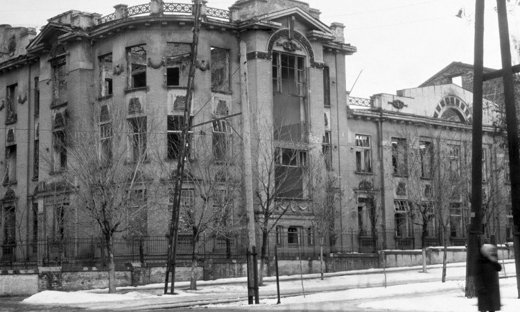 В сети показали историю здания областной больницы от Александровска до Запорожья наших дней (ФОТО)