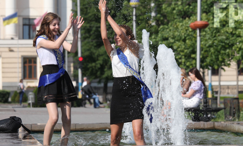 Фотофакт: Взрослая жизнь запорожских выпускников началась с купания в фонтанах