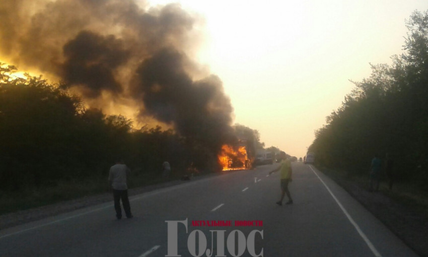 На запорожской трассе сгорело авто с водителем (ВИДЕО)