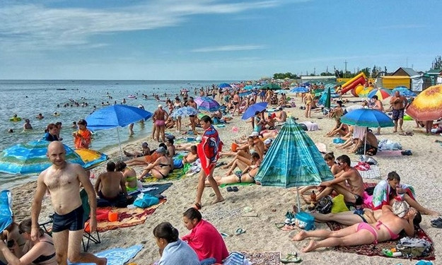 Забитые отели и пробки на трассе: Курорты Азовского моря ожидают массового наплыва отдыхающих
