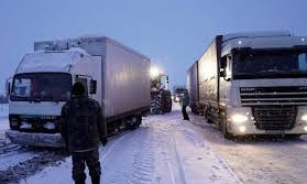 Спасатели запорожской области вытащили из кювета автобус и несколько фур