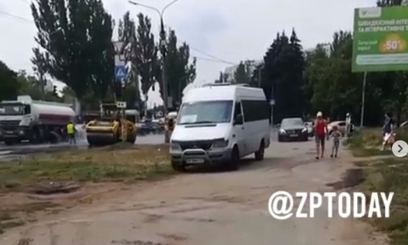 Пока идет ремонт дороги в Запорожье, автомобили лихачат на тротуаре (ВИДЕО)