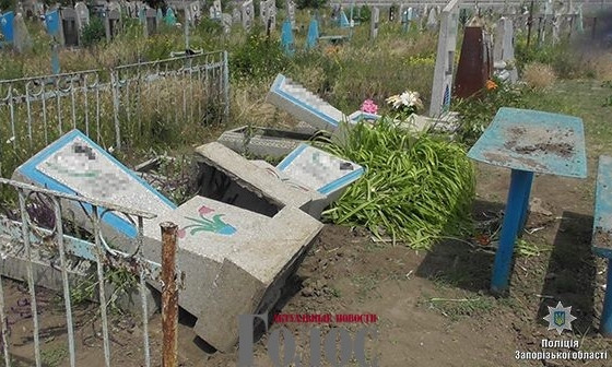 Фотофакт: Как в Запорожской области оскверняют могилы