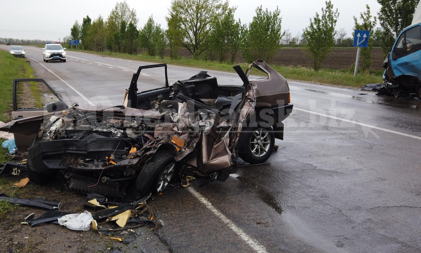 Кровавое ДТП на Запорожской трассе: Погиб водитель легковушки (ФОТО, ВИДЕО)