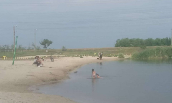 На озере, где ищут труп, беззаботно купаются взрослые и дети (ФОТО)