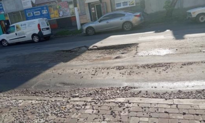 В Запорожской области водитель разбил машину в большой яме (ВИДЕО)