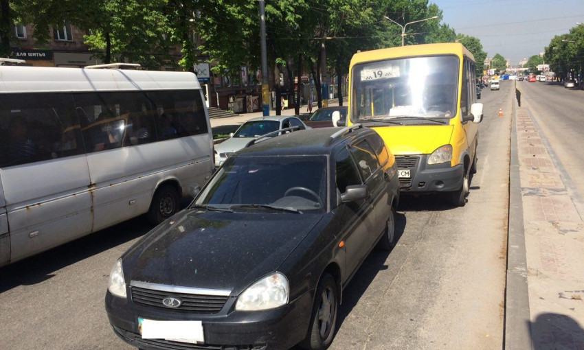 В центре Запорожья произошло ДТП с маршруткой (ФОТО)
