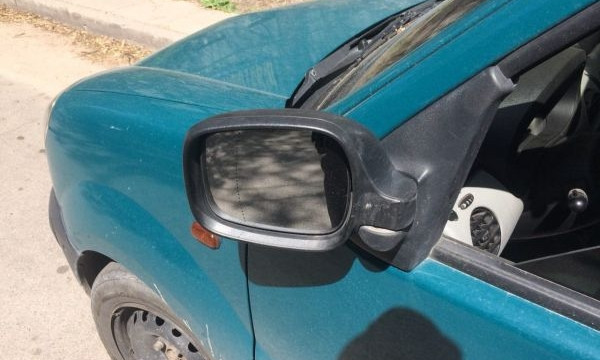 В центре Запорожья водитель сломал зеркало на припаркованном авто и скрылся (ВИДЕО)