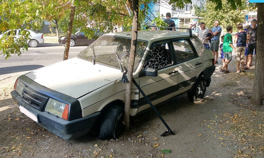 Автомобиль без водителя врезался в дерево (ФОТО)