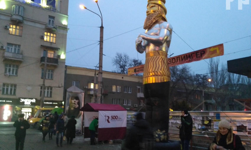 Возле запорожского ресторана появилась странная статуя