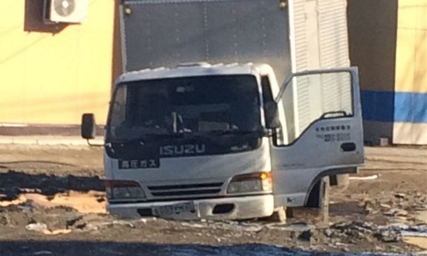В Запорожье застрял грузовик и перегородил проезд (ФОТО)