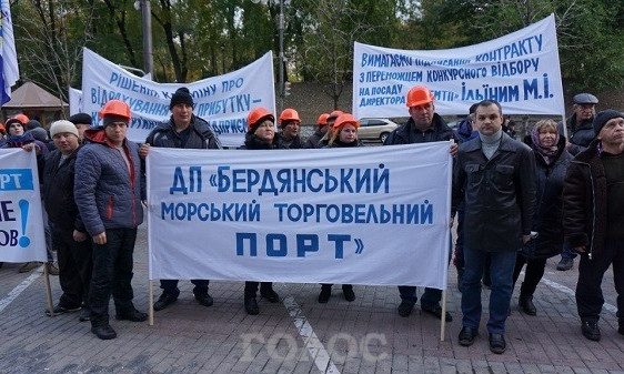 Запорожцы в Киеве штурмуют Кабмин