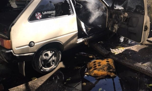 Во дворе автомобиль загорелся при загадочных обстоятельствах (ФОТО)