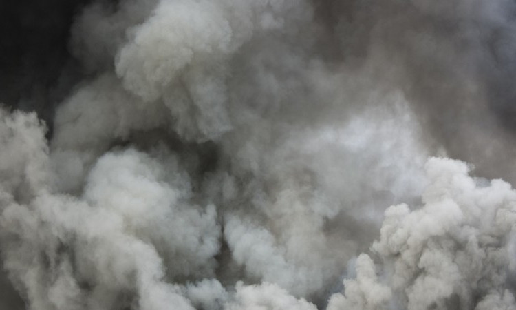 Запорожцев напугали клубы дыма над гипермаркетом (ФОТО)