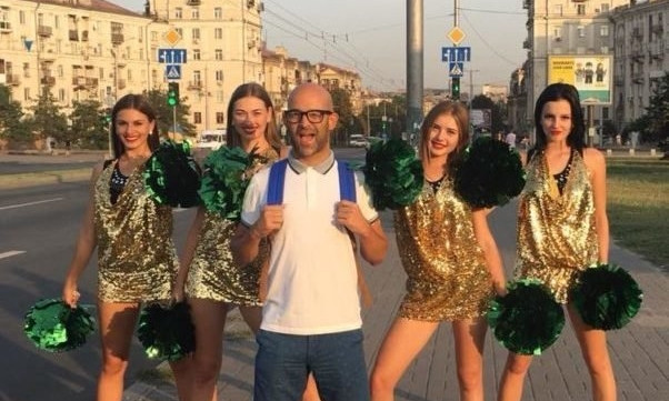 Турецкий певец снял клип на улицах Запорожья (ФОТО, ВИДЕО)