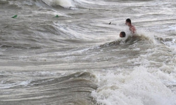 Бесстрашные: В сети появилось видео купания в бушующем море