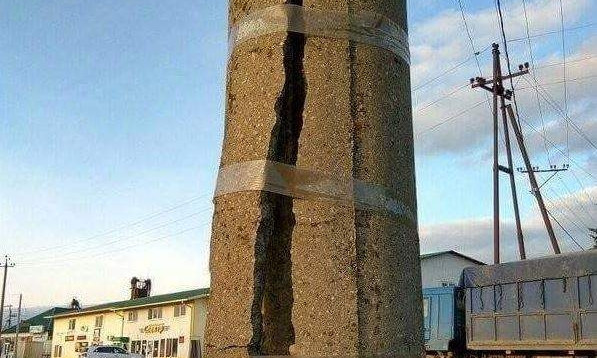 Запорожцы активно обсуждают странный ремонт столбов в городе