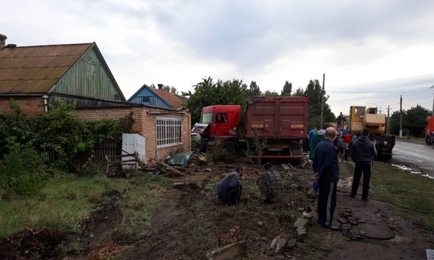 Мчавшаяся фура снесла забор и залетела на огород частного дома (ФОТО)