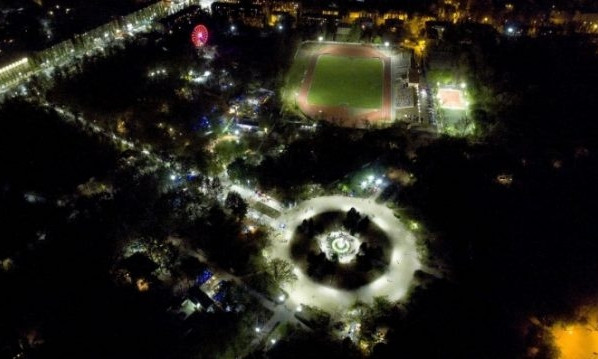 В сети появились фото ночного парка, снятого с высоты