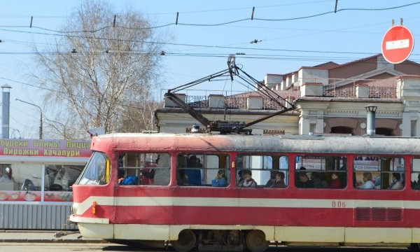 По Запорожью ездит дырявый трамвай (ФОТО)