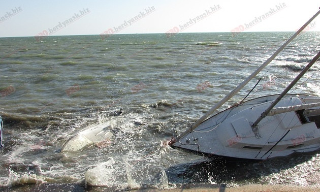В Бердянске выбросило на берег яхту и перевернулся катер