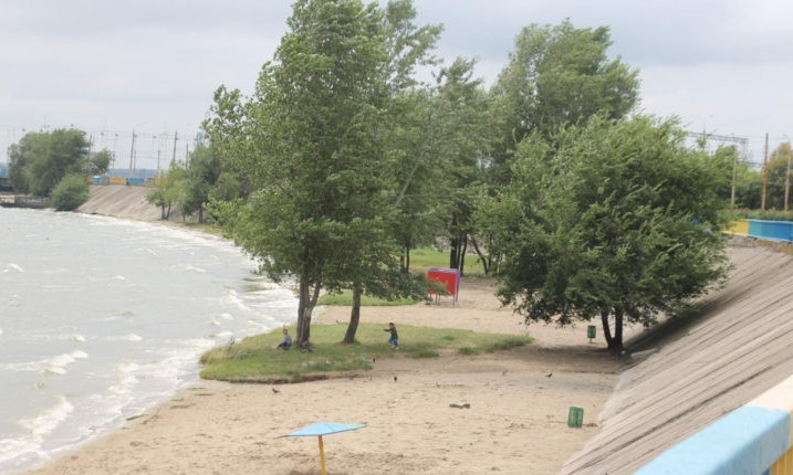 В Запорожье среди лета закрылся пляж (ФОТО)