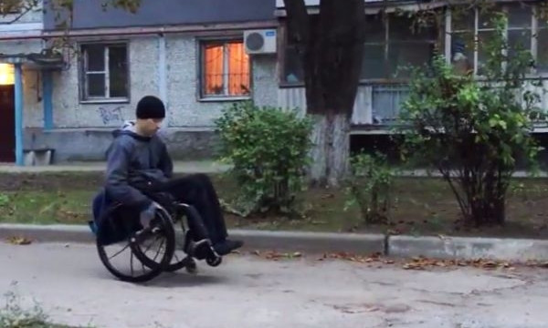 Запорожский инвалид-колясочник просит залатать дорогу перед домом