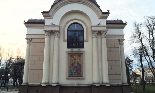 В Запорожье неизвестные нарисовали фашистские знаки на храме УПЦ (ФОТО)