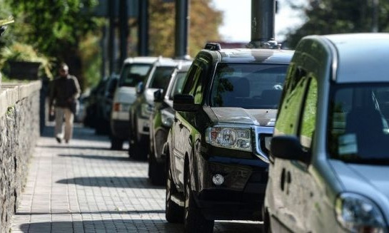 Запорожцев просят убрать автомобили с тротуаров (ФОТО)