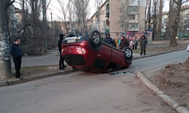 В Запорожской области машина едва не вылетела на детскую площадку: Автомобиль перевернуло (ВИДЕО)