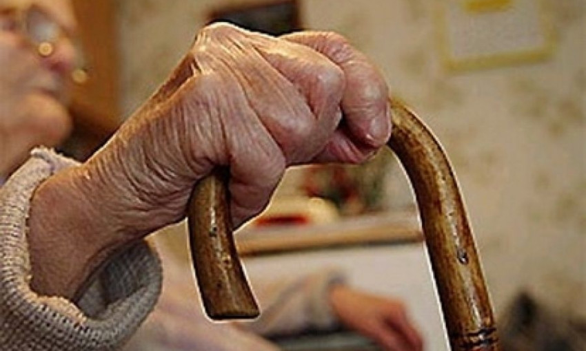 «Ряженые» сотрудницы соцслужбы выманили у пенсионера 55 тысяч гривен