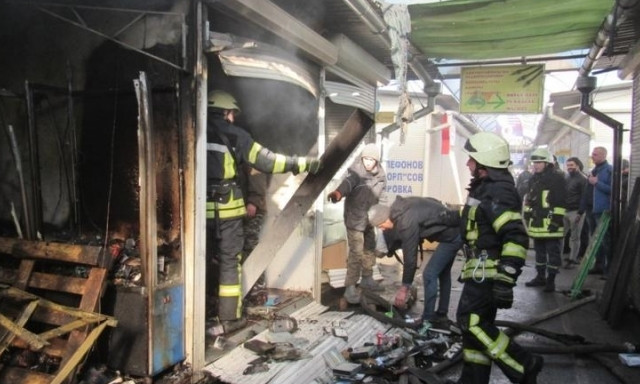 Появилось видео с места пожара на рынке в Запорожье (ВИДЕО)