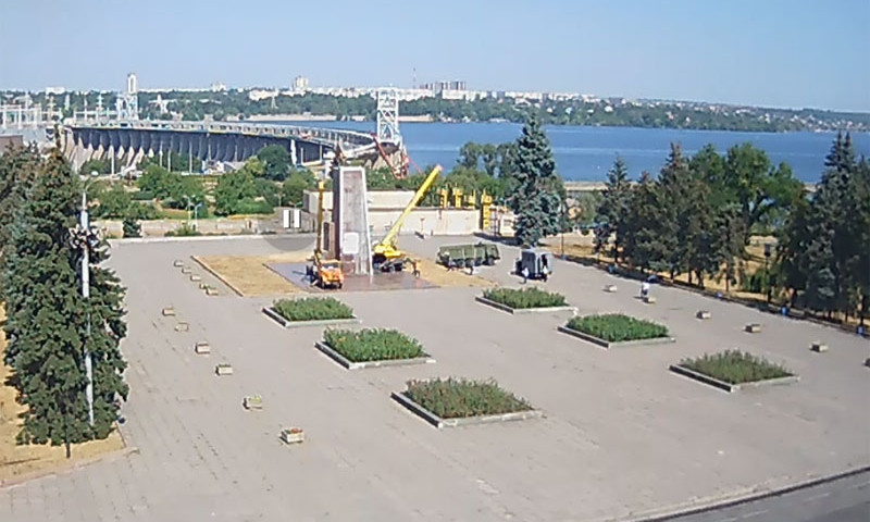 К постаменту памятника Ленину подогнали краны