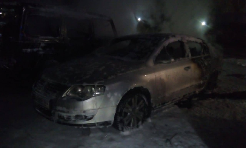 "Элитный" пожар в Запорожье: В центре города ночью сгорели четыре дорогих авто (ФОТО)