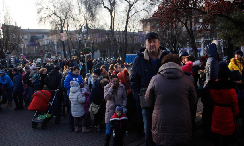 Сегодня в центре города запорожцы простояли в очереди (ФОТО, ВИДЕО)