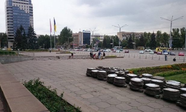 Перед Запорожской обладминистрацией снимают плитку