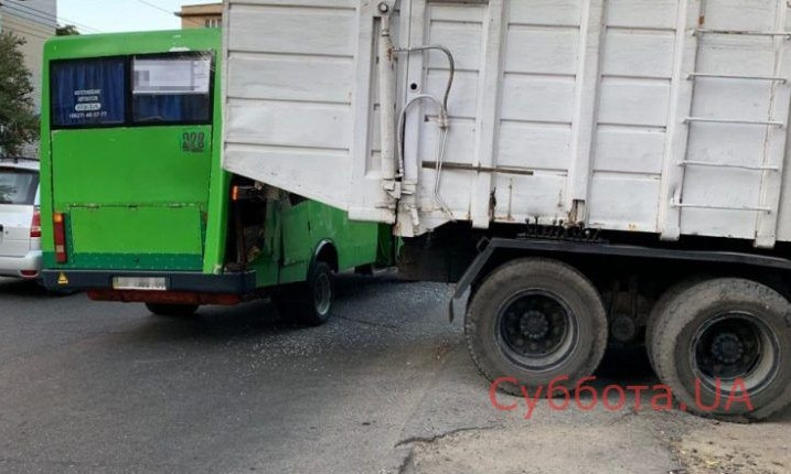 В Запорожье утро началось со столкновения грузовика и маршрутки (ФОТО)