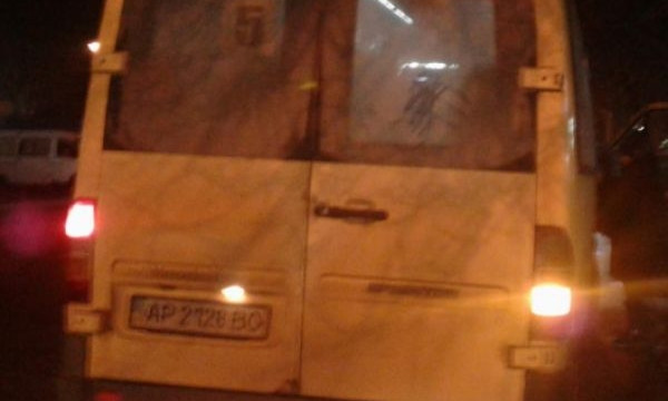 В Запорожье водитель маршрутки толкнул стоящих на светофоре женщин. ФОТО